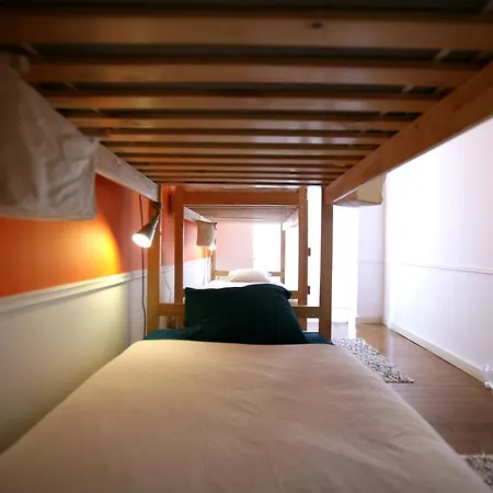 Travellers House - Hostal *
